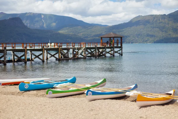 Färgglada kajaker parkerade på stranden — Stockfoto