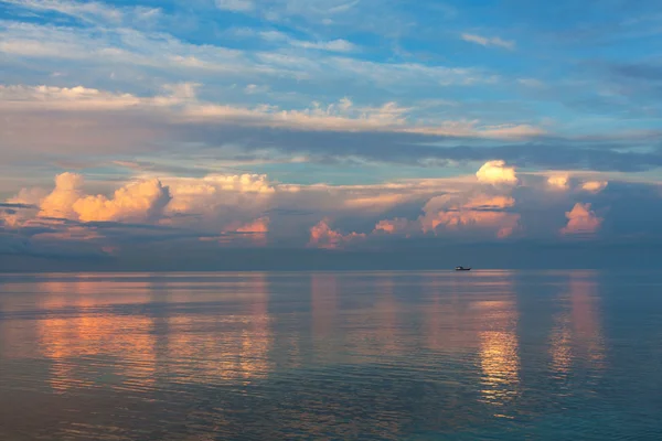 Морской пейзаж с лодкой — стоковое фото