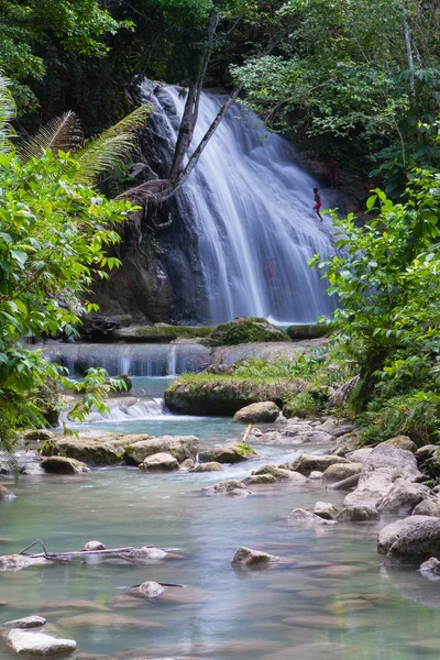 Cascada en la isla Biak, Bahía Cenderawasih, la costa norte de Papúa — Foto de Stock