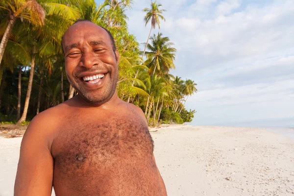 Hombre sonriente en la playa —  Fotos de Stock