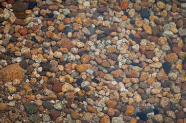 su altında taşlar.