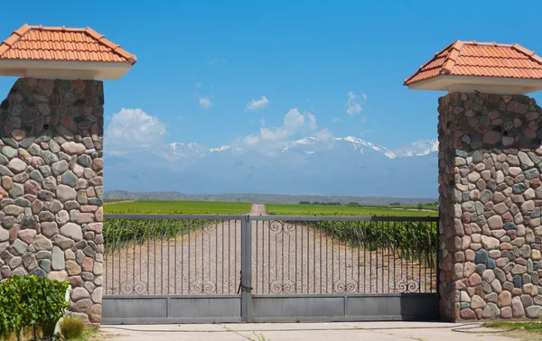 Mooie stenen poort, afslag naar een veld weg — Stockfoto