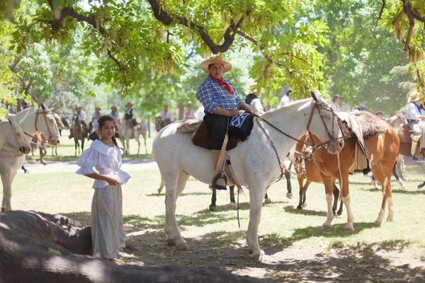 在圣 · 安东尼奥 · 德参与协同的印第安人混血儿 en 福特嘉年华 de la tradicion — 图库照片