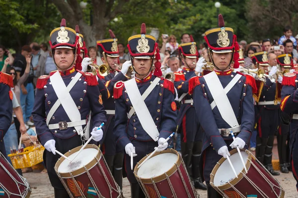 Militära band och publiken en fiesta de la tradicion i san antonio de areco — Stockfoto