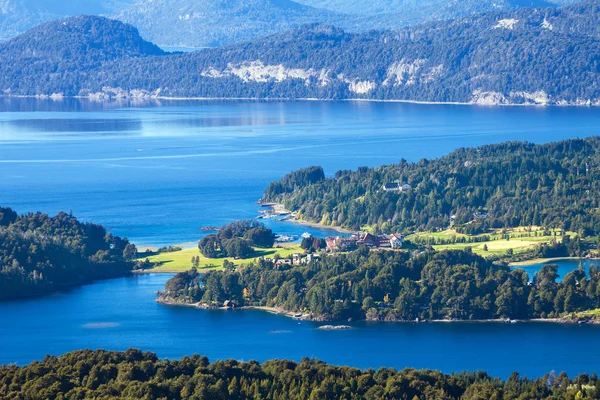 Utsikt från berget lopez till villa llao llao, bariloche, Patagonien, argentina — Stockfoto