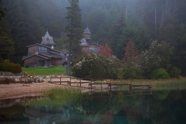 Morning mist on the mountain lake — Stock Photo, Image