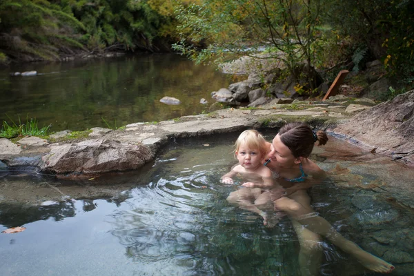 Matka i dziecko są kąpiele w termiczne basenu w Parku Narodowego villarica, chile — Zdjęcie stockowe