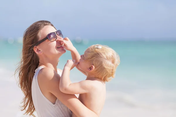 Mother and little daughter playing on the beach — Stock Photo, Image