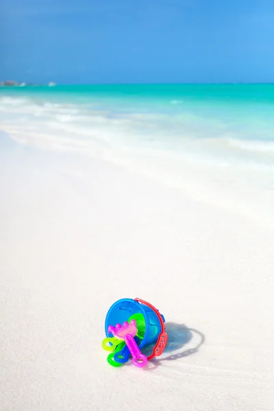 Children's toys on the coast of tropical sea — Stock Photo, Image