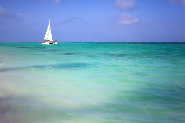 Yacht i Karibiska havet nära punta cana, Dominikanska Republiken — Stockfoto