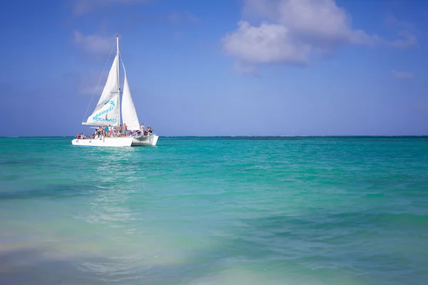 プンタカナ、ドミニカ共和国の近くのカリブ海でヨットします。 — ストック写真