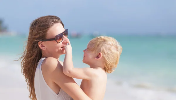 Mother and little daughter playing on the beach — Stock Photo, Image