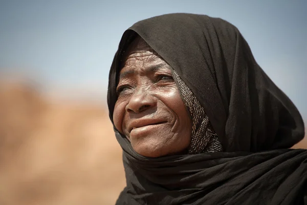 Tuareg vrouw in de sahara — Stockfoto