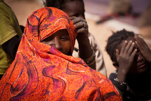 Tuareg vrouw in de sahara — Stockfoto