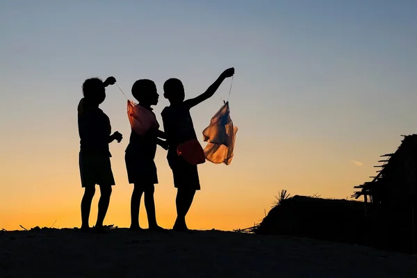 Gruppe fröhlicher Kinder spielt auf Wiese — Stockfoto