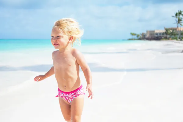 Happy child on the coast — Stock Photo, Image