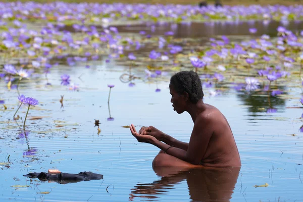 Inconnu Une femme malgache se baigne dans l'eau — Photo
