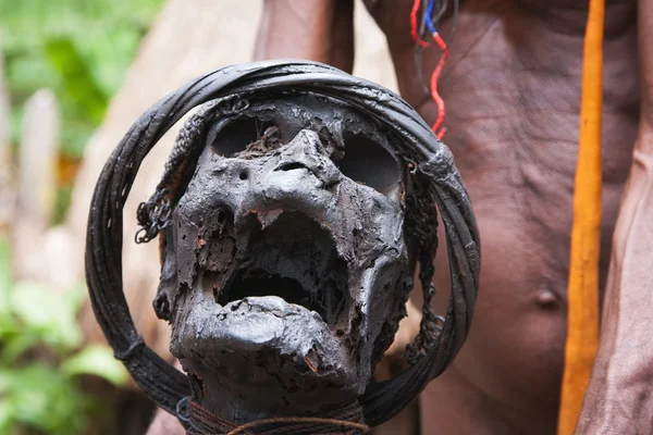 Papuan shows mummy in New Guinea — Stock Photo, Image