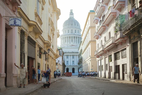 LA HABANA, CUBA - 22 DE JUNIO: Escena callejera con gente cubana y coloridos edificios antiguos — Foto de Stock