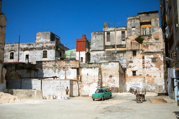 HAVANA,CUBA - JUNE 23: Street scene with cuban people and colorful old buildings — Stock Photo, Image
