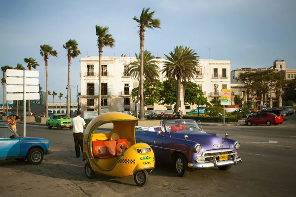 LA HABANA, CUBA - 25 DE JUNIO: Coches de época en las calles de La Habana — Foto de Stock