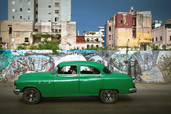 Havana, Küba - 27 Haziran: havana sokaklarını vintage arabalar — Stok fotoğraf