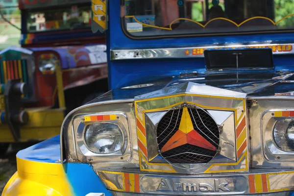 Jeepneys - การขนส่งสาธารณะ — ภาพถ่ายสต็อก