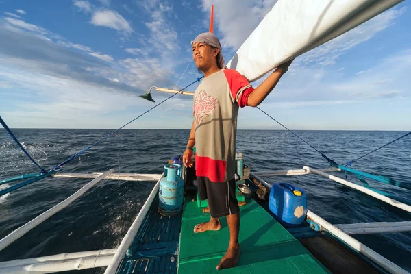 Genç erkek satır bir tekne deniz — Stok fotoğraf