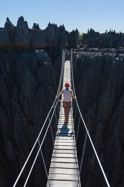 懸濁液橋の上の女性 — ストック写真