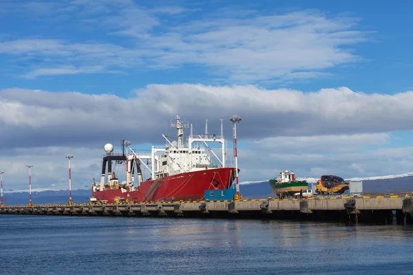 Lastcontainerfartyg som seglar — Stockfoto