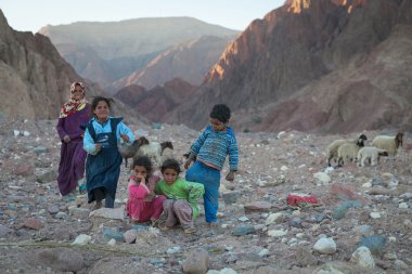 sahara Çölü'nde Berberi çocuk grup