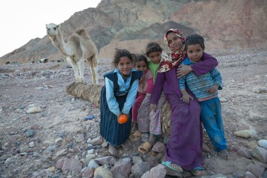 sahara Çölü'nde Berberi çocuk grup