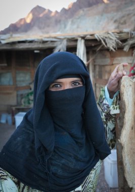 bilinmeyen genç berber kadın portresi