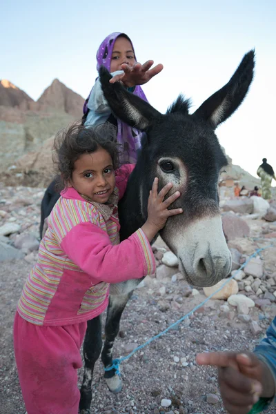 Group of children of berbers in the Sahara Desert — Stock Photo, Image