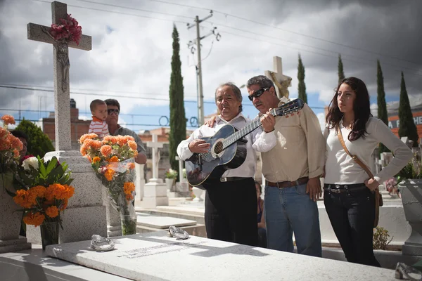 AGUASCALIENTES, MEXICO - NOV 02: Unknown people on a cemetery in — Stock Photo, Image