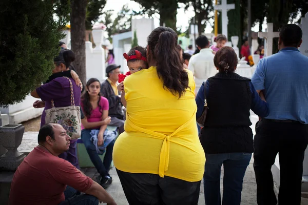 AGUASCALIENTES, MÉXICO - NOV 02: Personas desconocidas en un cementerio en — Foto de Stock