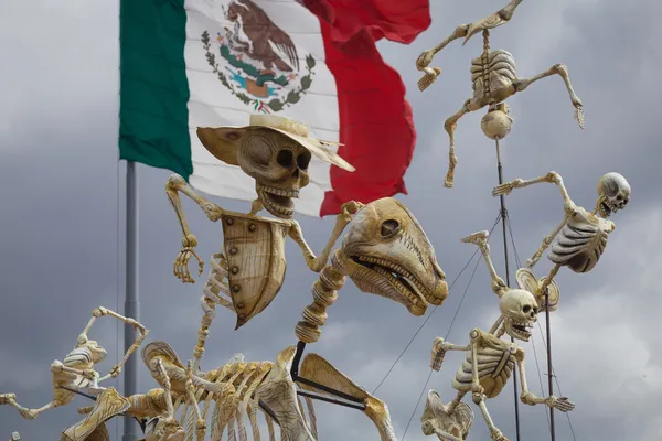 Los esqueletos es el atributo obligatorio del Día Tradicional de los Muertos — Foto de Stock