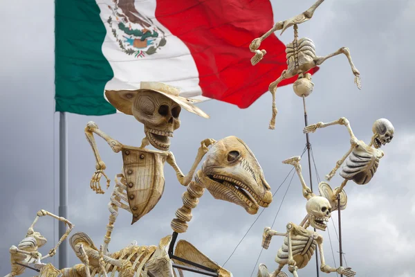 Esqueletos é atributo obrigatório do Dia Tradicional dos Mortos — Fotografia de Stock