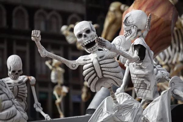 Los esqueletos es el atributo obligatorio del Día Tradicional de los Muertos — Foto de Stock