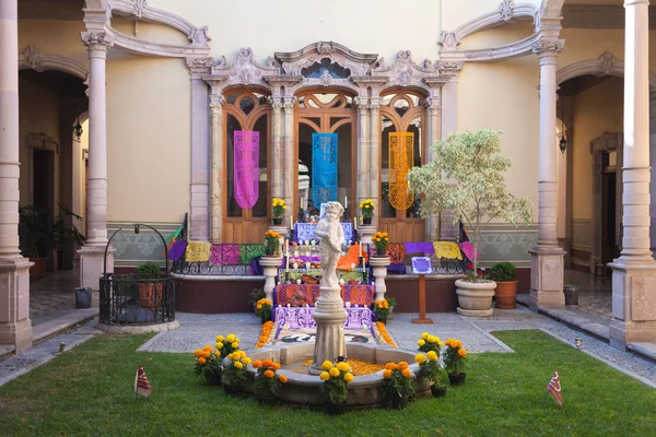 El altar de los muertos es el atributo obligatorio del Día Tradicional de los muertos —  Fotos de Stock