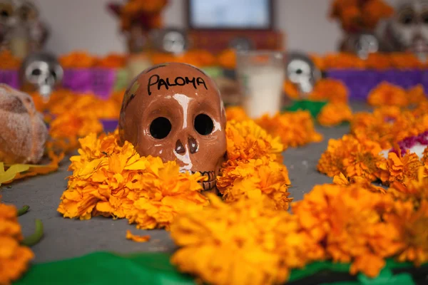 El altar de los muertos es el atributo obligatorio del Día Tradicional de los muertos — Foto de Stock
