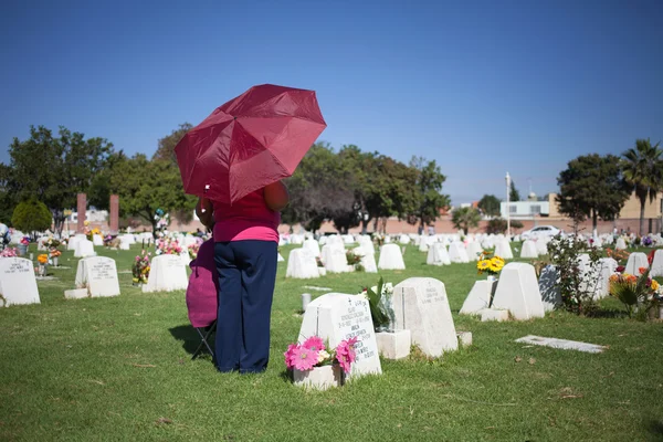 AGUASCALIENTES, MEXICO - NOV 01: Unknown people on a cemetery in — Stock Photo, Image