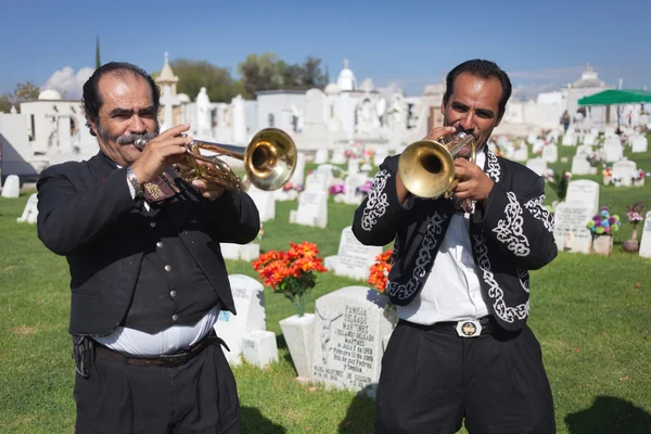 AGUASCALIENTES, MÉXICO - NOV 01: Musicantes desconocidos en un cementerio — Foto de Stock