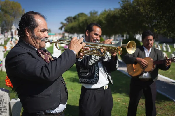 Aguascalientes, Mexiko - nov 01: neznámý musicants na hřbitov — Stock fotografie