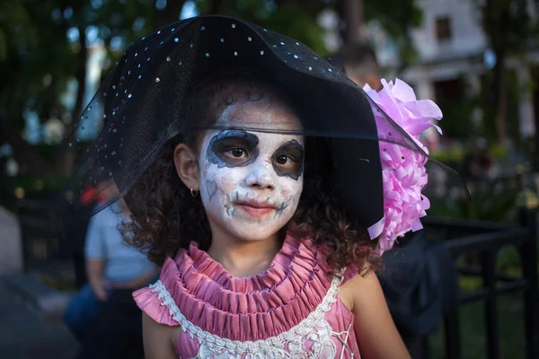 Aguascalientes, Mexiko - nov 02: neznámá dívka na karneval t — Stock fotografie