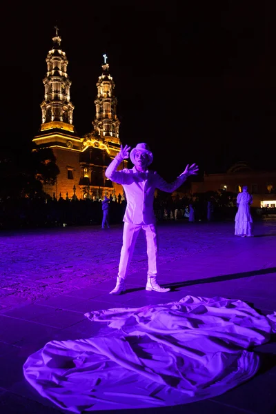 Aguascalientes, mexiko - nov 02: unbekannter mann auf einem karneval der — Stockfoto