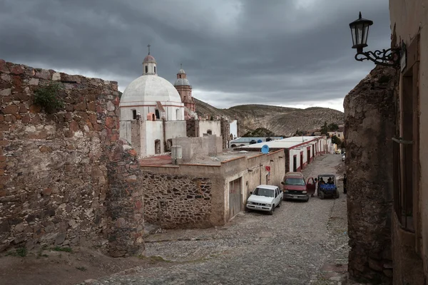 நகரத்தின் தெருக்கள் Real de Catorce மேஜிக் நகரங்களில் ஒன்று — ஸ்டாக் புகைப்படம்