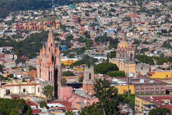 La Parroquia (Iglesia de San Miguel Arcángel) y el Templ — Foto de Stock