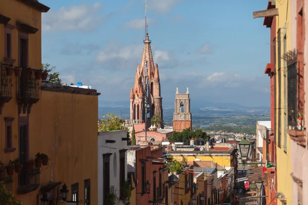 La Parroquia (Iglesia de San Miguel Arcángel) y el Templ — Foto de Stock