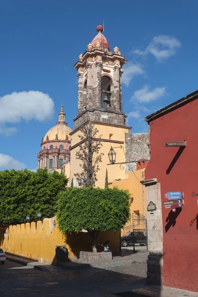 A histórica cidade mexicana de San Miguel de Allende — Fotografia de Stock